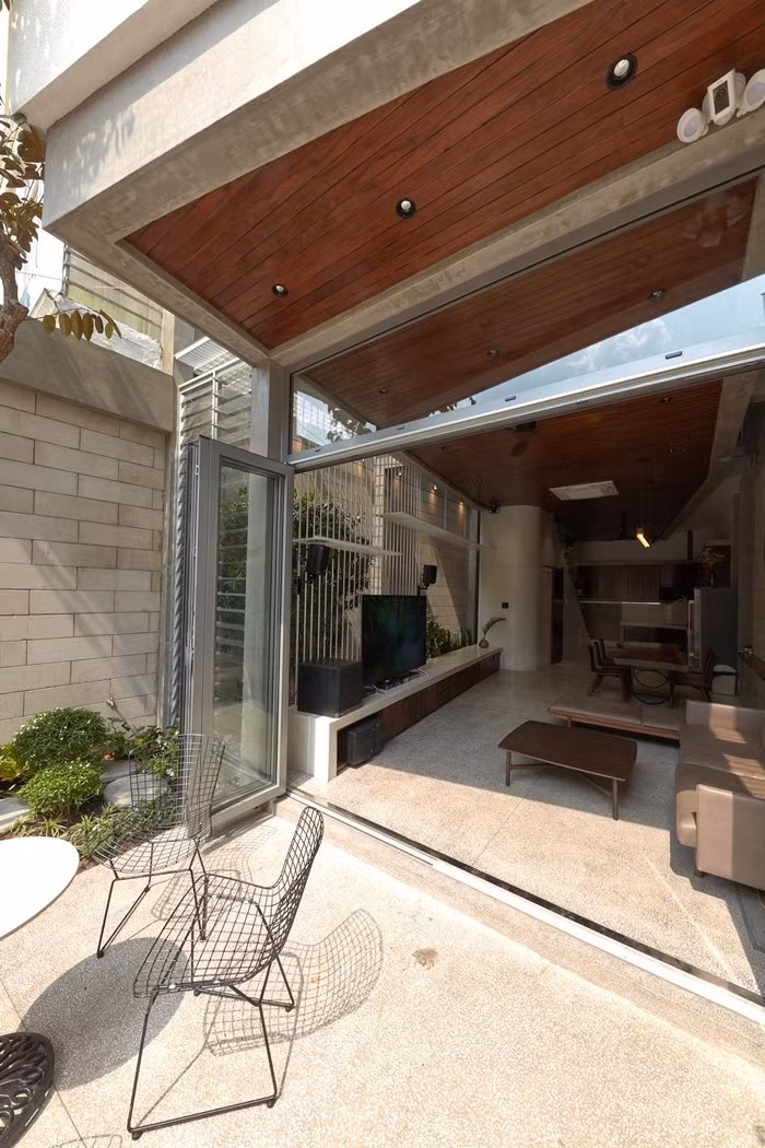 Ý tưởng chủ đạo của công trình là tạo nên một khe thoáng kéo dài từ trước ra sau, kết hợp giếng trời để dẫn sáng và thông gió tự nhiên cho toàn bộ không gian. Ảnh: Thiết Vũ