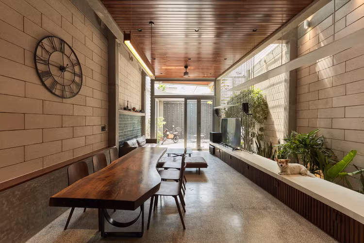 Mặt tiền xoay nhẹ so với trục chính, tạo sự riêng tư tinh tế mà vẫn giữ được tính thẩm mỹ cho tổng thể công trình. Ảnh: Thiết Vũ