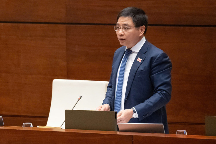 Bộ trưởng Bộ Tài chính Nguyễn Văn Thắng giải trình tiếp thu ý kiến các đại biểu.