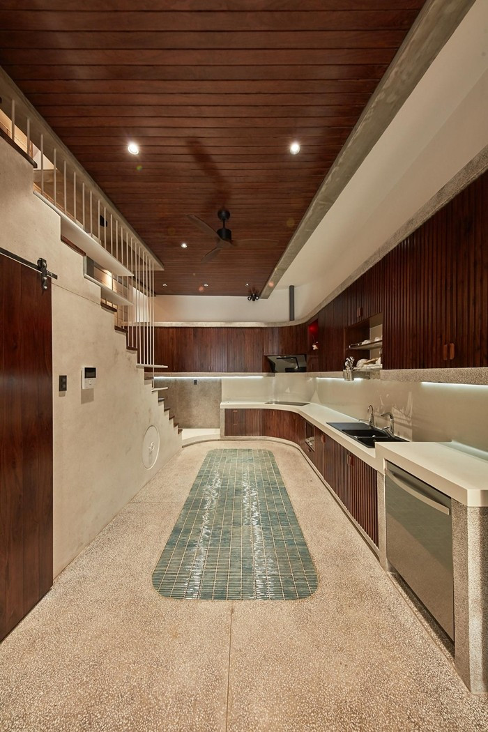 Mặt tiền xoay nhẹ so với trục chính, tạo sự riêng tư tinh tế mà vẫn giữ được tính thẩm mỹ cho tổng thể công trình. Ảnh: Thiết Vũ