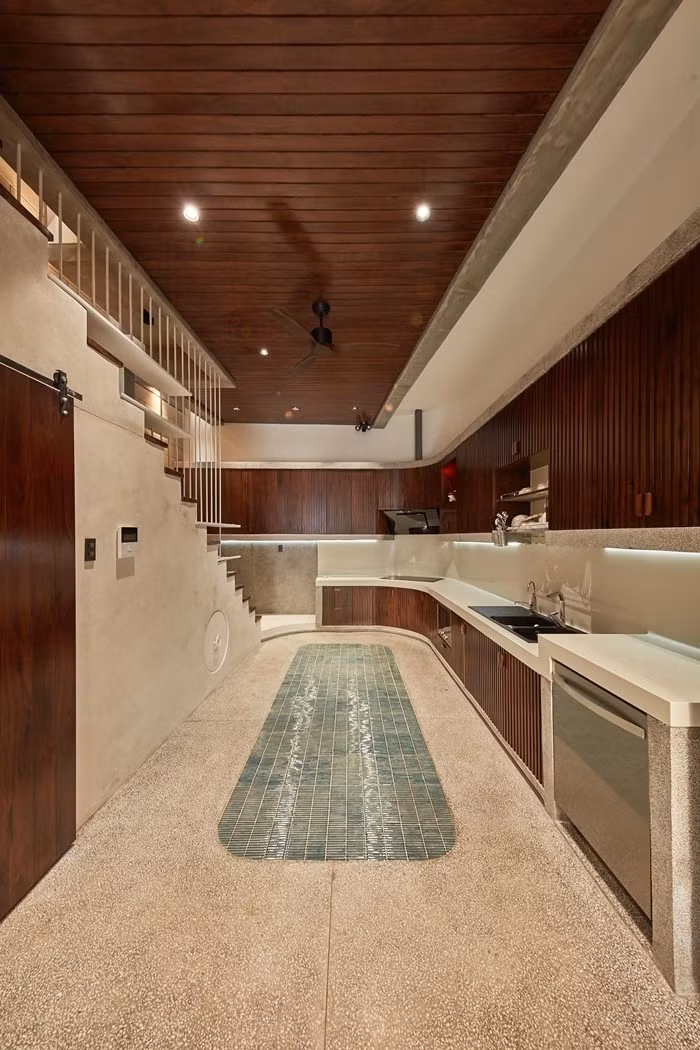 Mặt tiền xoay nhẹ so với trục chính, tạo sự riêng tư tinh tế mà vẫn giữ được tính thẩm mỹ cho tổng thể công trình. Ảnh: Thiết Vũ