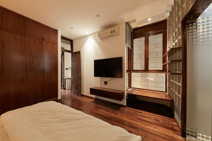 Không gian nghỉ ngơi ở các tầng trên tiếp tục thể hiện sự kết nối với thiên nhiên. Giếng trời và khe thoáng bên hông giúp không gian phòng ngủ luôn sáng và thông gió tự nhiên. Ảnh: Thiết Vũ