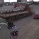 Xe tải cẩu lao vào 4 xe máy chờ đèn đỏ, 3 người bị thương