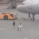 Hai cô gái xông vào đường băng sân bay ở Moscow do đến muộn