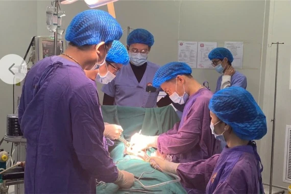 Dọn nhà đón Tết, người bệnh sốc đa chấn thương, vết thương thấu ngực – bụng