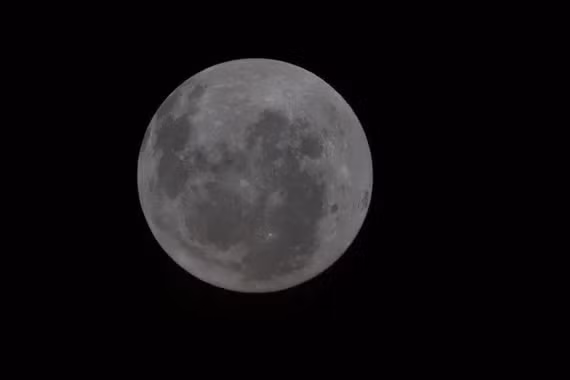 Phi hành gia Artemis II gửi ảnh cận cảnh đầu tiên của Mặt trăng