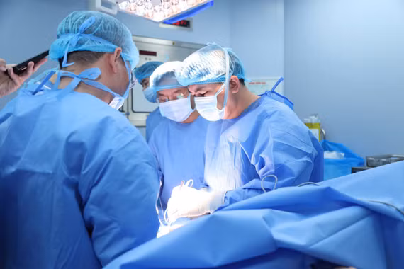 Một thanh niên 33 tuổi liệt dương có con nhờ lắp 'công tắc' nhân tạo