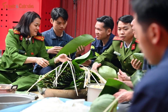 Lính cứu hỏa Hà Nội gói bánh chưng, trực chiến đón Tết an toàn