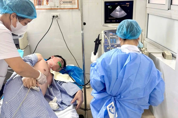 Sốt kéo dài phát hiện sùi tim do viêm nội tâm mạc nhiễm khuẩn