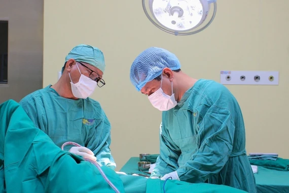 Suýt thủng trực tràng vì tự nhét chai nhựa 20 cm vào cơ thể