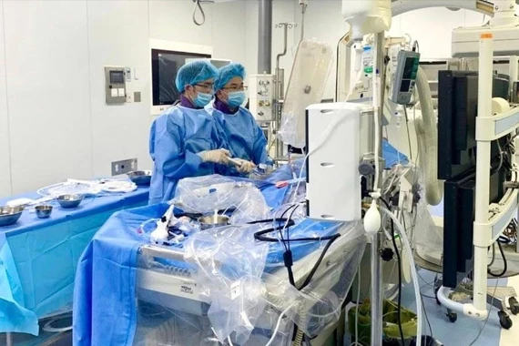 Phối hợp nhiều kỹ thuật can thiệp động mạch vành phức tạp vôi hóa nặng