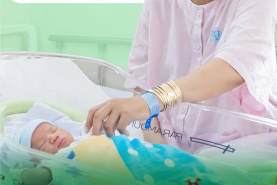 Hành trình kỳ diệu của mẹ 49 tuổi lần đầu sinh con