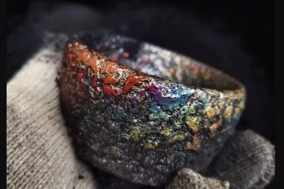 Loại gốm 'thô như cát' hơn 2.000 năm khiến người xem mê hoặc