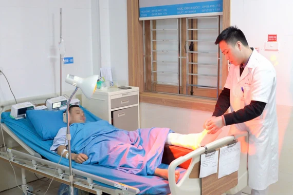 Nối lại cẳng chân cho người đàn ông 33 tuổi bị tai nạn máy cắt cỏ