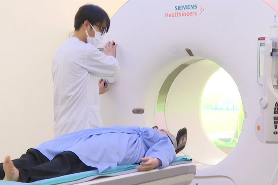 Mí sưng, mắt đỏ cô gái 26 tuổi không ngờ rò động mạch cảnh – xoang hang