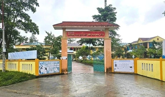 Cách chức Hiệu trưởng, Phó Hiệu trưởng vụ 41 học sinh ngộ độc