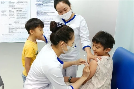 Bé trai 3 tuổi bị sốt co giật do nhiễm cúm A, cách xử trí đúng