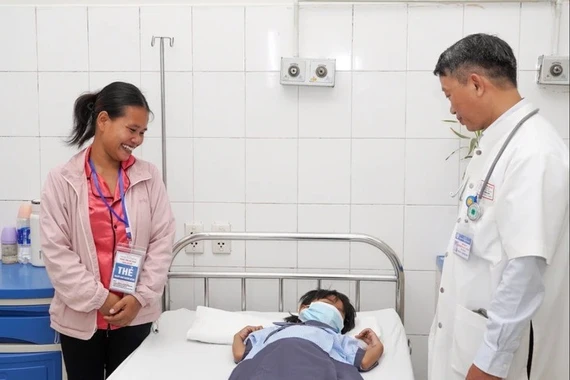 Bé gái ở Huế bị rắn cạp nia cắn nguy kịch