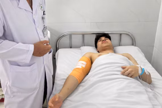 Chơi vật tay, thanh niên 19 tuổi gãy xương cánh tay phức tạp