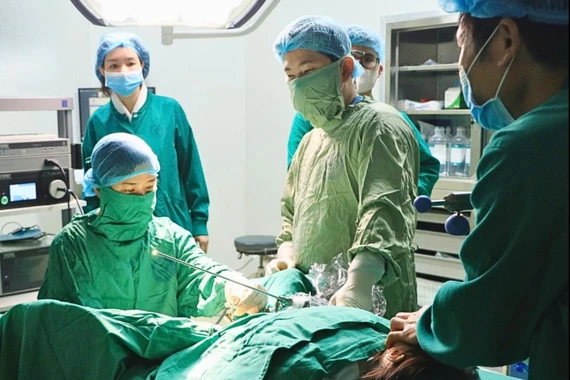 Bé 5 tuổi ra dịch âm đạo kéo dài, phát hiện lông thú trong vùng kín