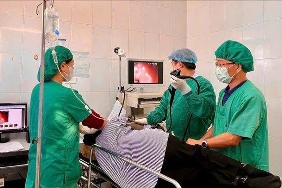 Nội soi thành công gắp sợi thép xuyên qua dạ dày bệnh nhân ở Hà Tĩnh