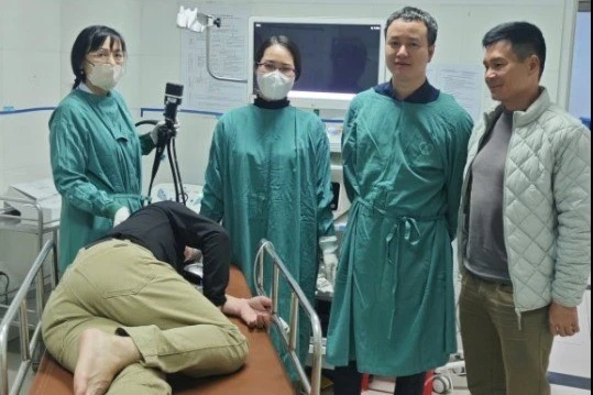 Uống paracetamol giảm đau, mắc nghẹt cả vỏ thuốc tại thực quản