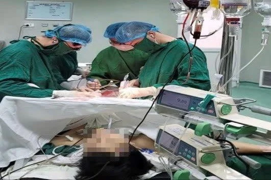 Truyền 10 đơn vị máu cứu thanh nhiên 27 tuổi vỡ gan, sốc mất máu