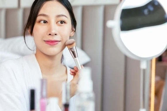 Mẹo giữ lớp trang điểm tươi tắn suốt ngày dài