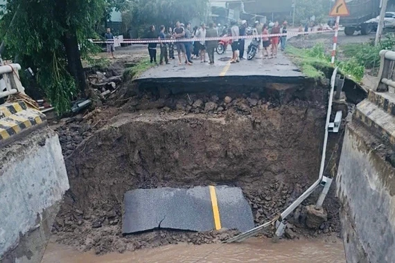 Giao thông bị ảnh hưởng nghiêm trọng do bão số 13 tại Gia Lai