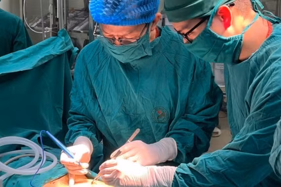 90 phút hồi sinh sự sống cho bệnh nhân ung thư tắc ruột nguy kịch