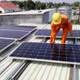 Hóa đơn điện tăng cao, các hộ gia đình có nên lắp điện mặt trời mái nhà?