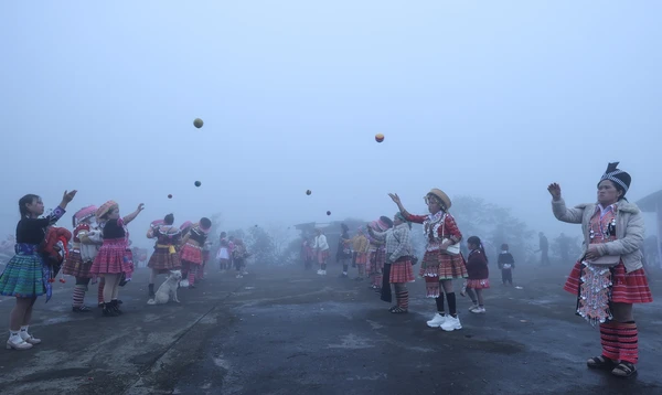 Độc đáo hội xuân của người Mông ẩn hiện giữa tầng mây