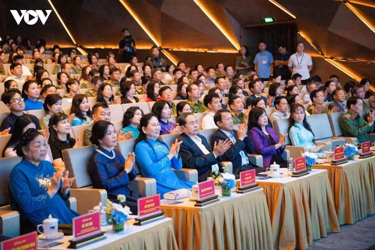 Chủ tịch Quốc hội Trần Thanh Mẫn và các đại biểu dự Chương trình "Kết nối yêu thương"