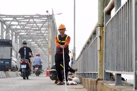 Cầu Bến Thủy 1 thêm lưới bảo vệ và đèn trang trí để nâng cao an toàn