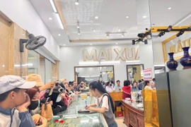 Chen chân mua vàng lấy vía, 'phố vàng' Hà Tĩnh nhộn nhịp ngày Thần Tài