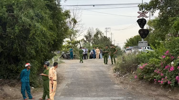 Cơ quan chức năng có mặt để điều tra vụ tai nạn.