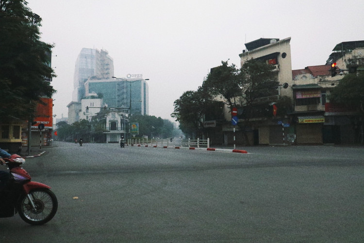 Ha Noi vang lang sang mung 1 Tet, nguoi dan xuat hanh du Xuan muon-Hinh-6