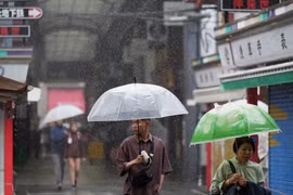 Giao thông tê liệt ở thủ đô Tokyo vì mưa lớn