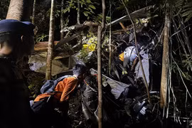 Rơi trực thăng ở Indonesia, 8 người thiệt mạng