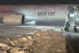 Máy bay chở khách trượt khỏi đường băng giữa cơn bão mùa đông