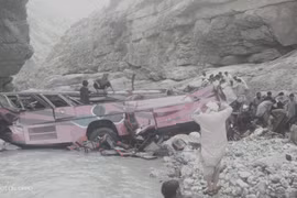 Xe buýt lao xuống vực ở Pakistan, 40 hành khách tử vong