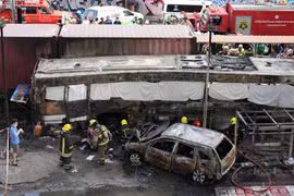 Hiện trường vụ tàu hỏa đâm xe buýt ở Bangkok, 8 người thiệt mạng