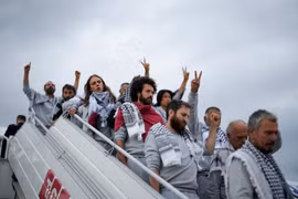 Israel trục xuất nhà hoạt động trên tàu chở hàng viện trợ tới Gaza