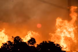 Mỹ bắt tàu treo cờ Iran gần eo biển Hormuz, Tehran dọa đáp trả