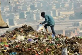 Sự thật gây sốc về 'núi rác' cao nhất thế giới