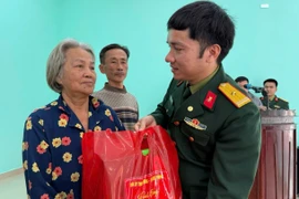 Bộ Quốc phòng trao 1.000 phần quà hỗ trợ người dân vùng lũ thành phố Huế