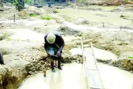 Nhóm vũ trang xông vào khu mỏ, sát hại nhiều người