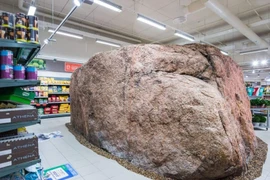 Lạ lùng hòn đá khổng lồ nằm giữa siêu thị
