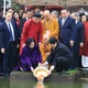 Chủ tịch nước và phu nhân cùng kiều bào thả cá chép tại hồ Hoàn Kiếm