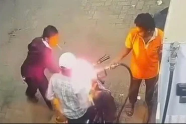 Người đàn ông thả tàn thuốc lá vào xe đang đổ xăng vì bị nhắc nhở